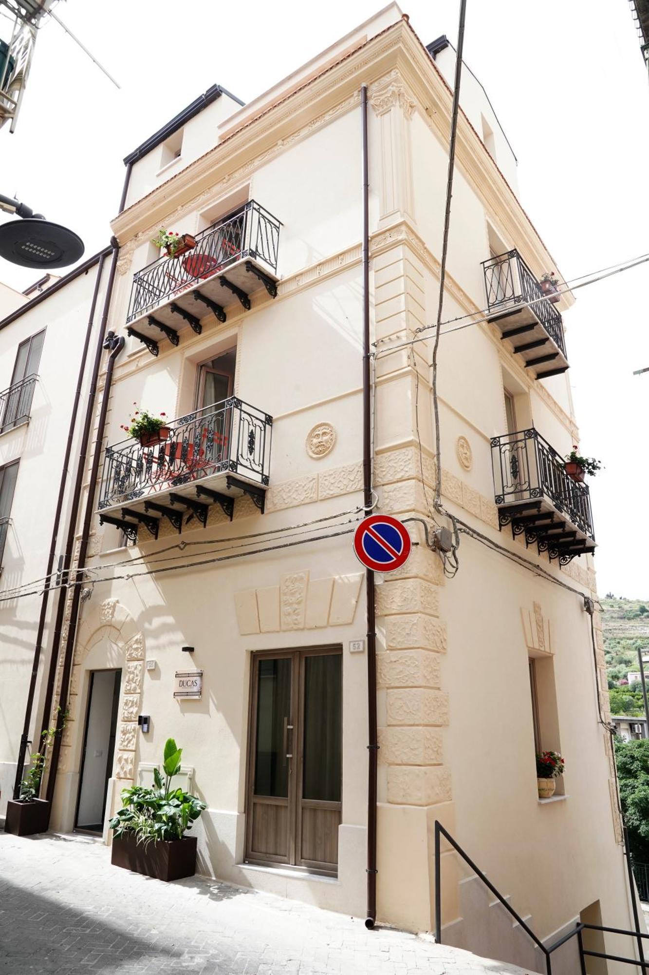 Ducas Rooms And Suite Lascari Extérieur photo